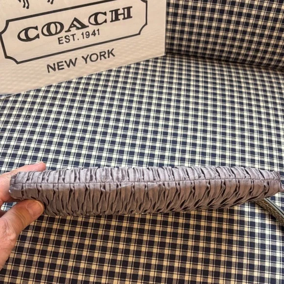 Coach Madison wristlet, limited edition in a  pleated satin design - Picture 6 of 14